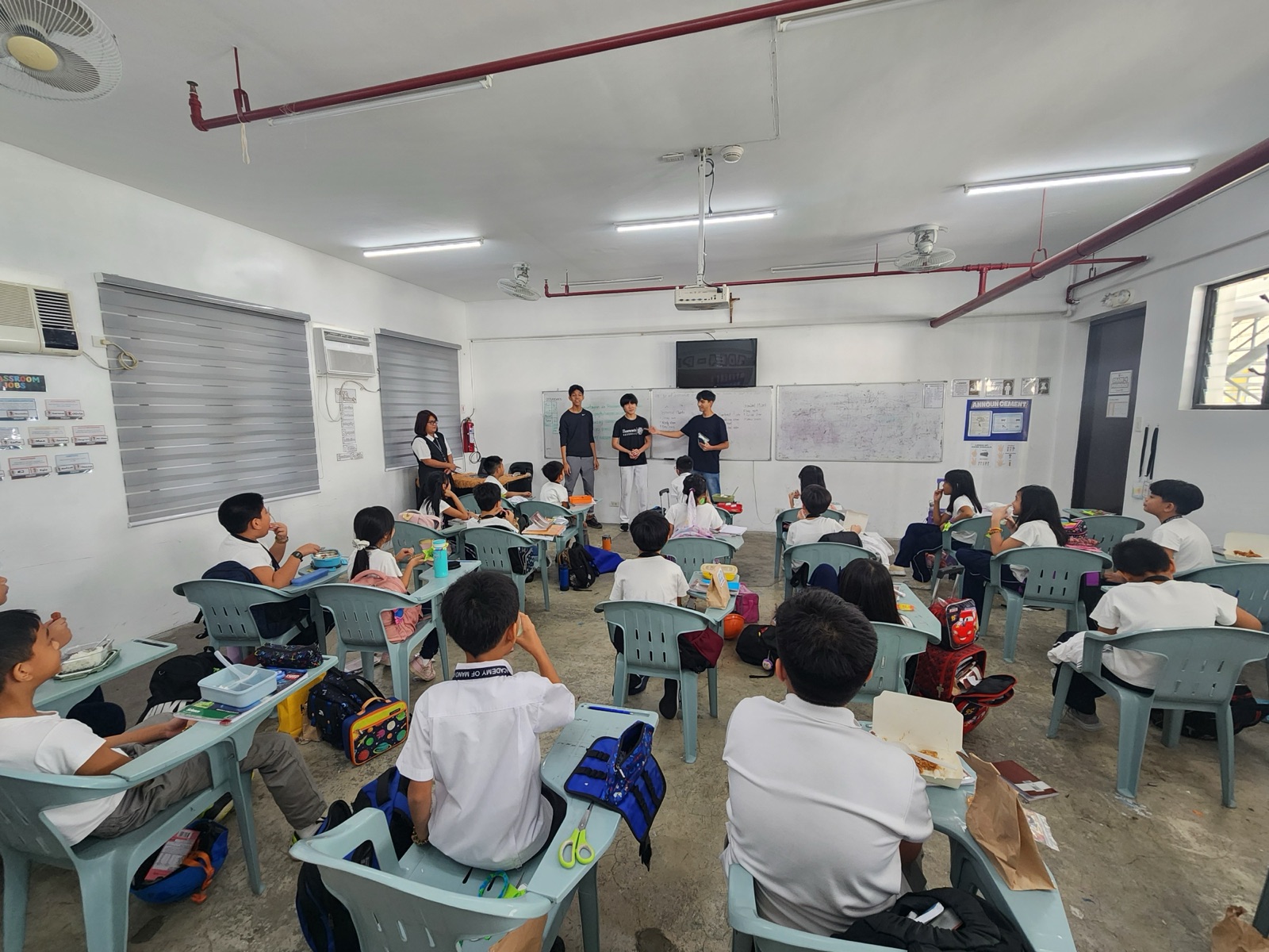 Students at Mano Amiga ES, photo 3 of 4
