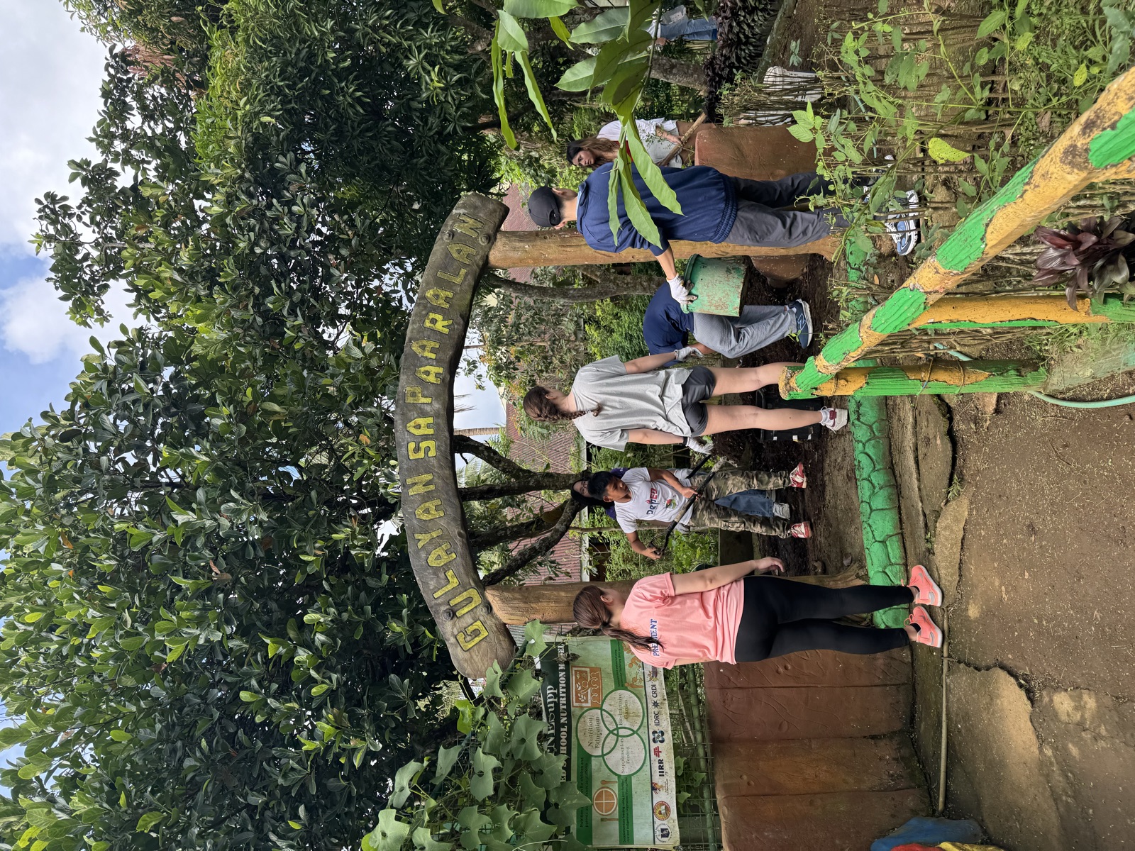 Students at Supporting Education in Tagaytay (SET), photo 2 of 6