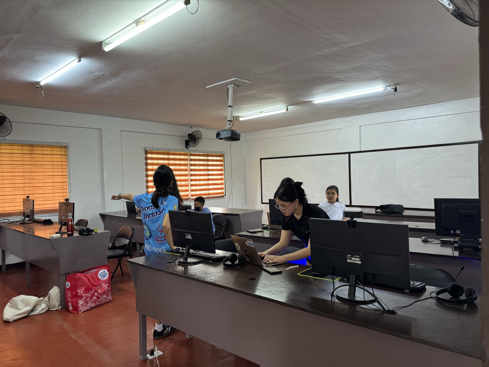 Students at Supporting Education in Tagaytay (SET), photo 4 of 6